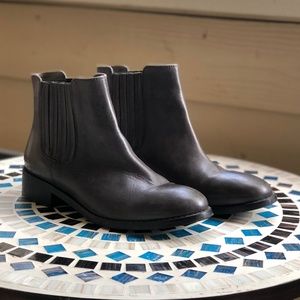 BELLA VITA GRAY LEATHER CHELSEA BOOTS SZ 7